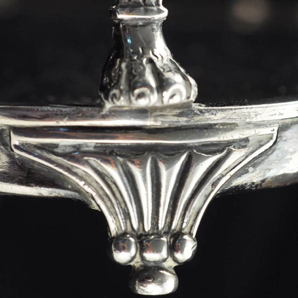 Decanter Impero Georgiano Inglese in Argento con Quattro Bottiglie - Londra 1806, Maestro Argenti...