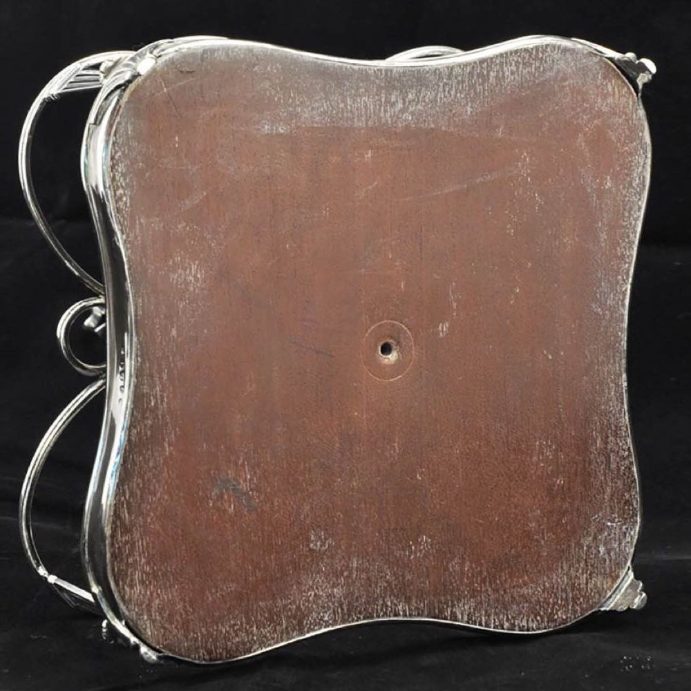 Decanter Impero Georgiano Inglese in Argento con Quattro Bottiglie - Londra 1806, Maestro Argenti...