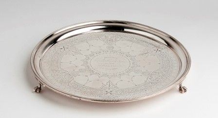 Salver vittoriano inglese in argento - Londra 1877, argentieri MARTIN . HAAL & ...  - Asta GIOIELLI, OROLOGI, ARGENTI, ANTICHI AVORI, ICONE E ALTRI OGGETTI D’ARTE E DA COLLEZIONE Tra i gioielli, un lascito ereditario posto all’incanto in favore dell’Istituto Sant’Antonio di Padova Basilica del Santo. - Bertolami Fine Art - Casa d'Aste