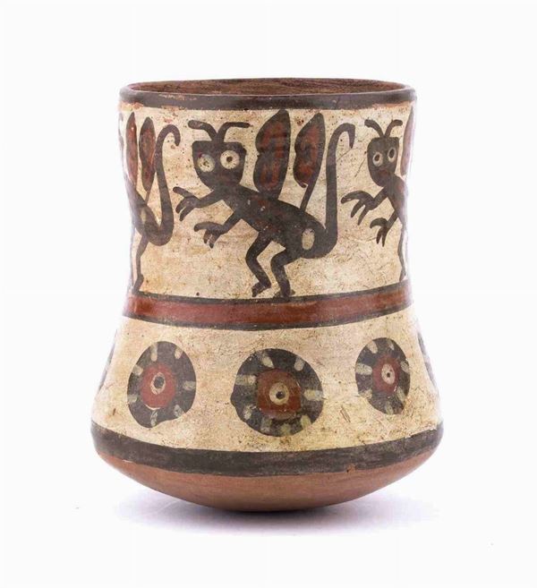 CONTENITORE IN CERAMICA DIPINTA IN POLICROMIA

 : Perù, cultura Nazca, II-VI secolo

12 cm altezza

Provenienza: già Collezione M...  - Auction Arte Asiatica e Tribale - Bertolami Fine Art - Casa d'Aste