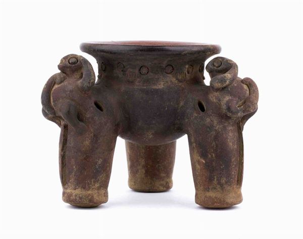 TRIPODE PER RITUALI IN CERAMICA
 : Panama, cultura Chiriquì, I-IV secolo

15 x 13 cm 
Provenienza: già Collezione ...  - Asta Arte Asiatica e Tribale - Bertolami Fine Art - Casa d'Aste