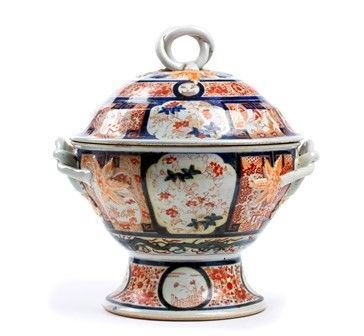 GRANDE ZUPPIERA ‘IMARI’ CON COPERCHIO
Giappone, metà del XIX secolo...  - Auction Arte Asiatica e Bonsai - Bertolami Fine Art - Casa d'Aste