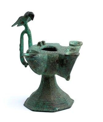 LAMPADA A OLIO A TRE FUOCHI IN BRONZO CON DECORO INCISO
Iran, Khorasan, XII-XII...  - Auction Arte Asiatica e Tribale - Bertolami Fine Art - Casa d'Aste