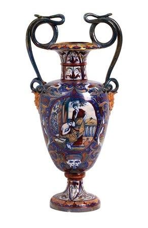 Anfora in ceramica lustrata con scene mitologiche e decorazioni fitomorfe...