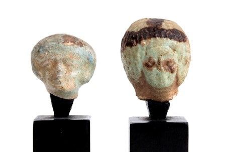 COPPIA DI TESTINE EGIZIE IN FAIENCE
Periodo Tolemaico, fine IV - inizi I secolo...