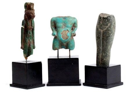 GRUPPO DI TRE AMULETI IN FAIENCE E SERPENTINITE
Dalla fine del Terzo Periodo In...  - Asta Archeologia: dalla Preistoria al Medioevo con una selezione di letteratura archeologica. - Bertolami Fine Art - Casa d'Aste