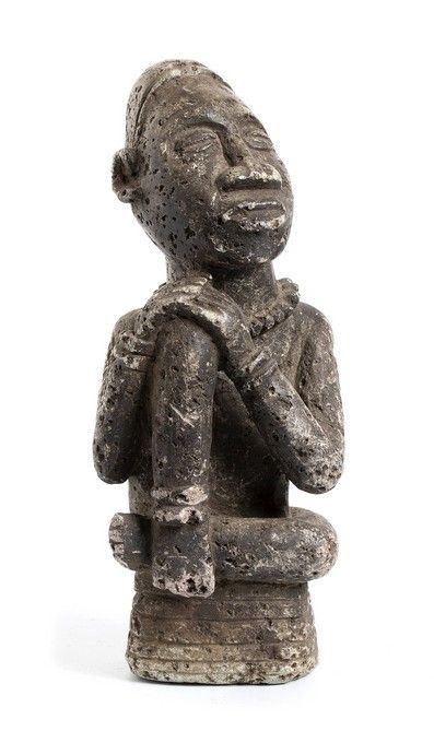 FIGURA SEDUTA IN PIETRA
Repubblica Democratica del Congo, Bakongo...  - Auction Arte Asiatica e Tribale - Bertolami Fine Art - Casa d'Aste