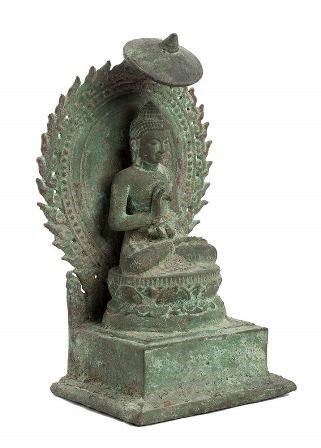 BUDDHA IN TRONO IN BRONZO
Giava, stile Majapahit...  - Auction Arte Asiatica e Bonsai - Bertolami Fine Art - Casa d'Aste