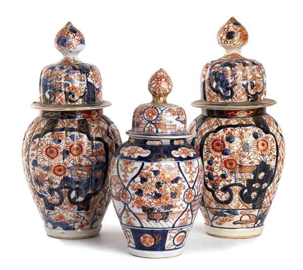 TRE VASI CON COPERCHIO IN PORCELLANA 'IMARI'
Giappone, periodo Meiji...  - Auction Arte asiatica e tribale - Bertolami Fine Art - Casa d'Aste