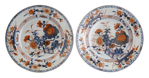 DUE PIATTI IN PORCELLANA 'IMARI'
Cina, dinastia Qing, periodo Kangxi...
