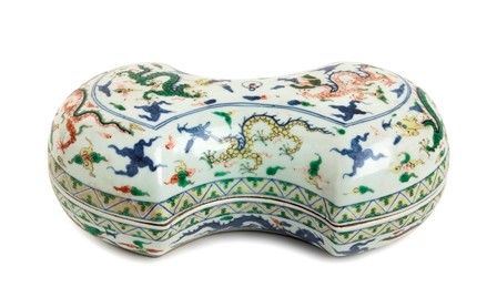 SCATOLA CON COPERCHIO IN PORCELLANA 'WUCAI'
Cina, marchio e probabilmente del p...  - Auction Dai bronzi arcaici cinesi alla pittura indonesiana e vietnamita del novecento - Bertolami Fine Art - Casa d'Aste