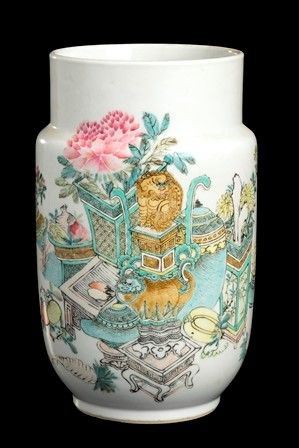 VASO A BALAUSTRO IN PORCELLANA
Cina, XX secolo...  - Asta Dai bronzi arcaici cinesi alla pittura indonesiana e vietnamita del novecento - Bertolami Fine Art - Casa d'Aste