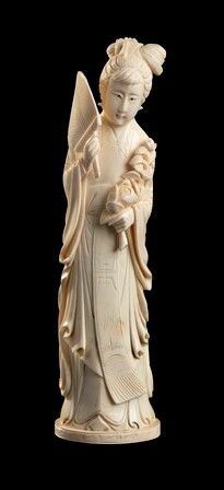 FIGURA FEMMINILE STANTE IN AVORIO 
Cina, inizio del XX secolo
...  - Auction Dai bronzi arcaici cinesi alla pittura indonesiana e vietnamita del novecento - Bertolami Fine Art - Casa d'Aste