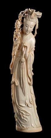 FIGURA FEMMINILE STANTE IN AVORIO 
Cina, inizio del XX secolo

...  - Auction Dai bronzi arcaici cinesi alla pittura indonesiana e vietnamita del novecento - Bertolami Fine Art - Casa d'Aste