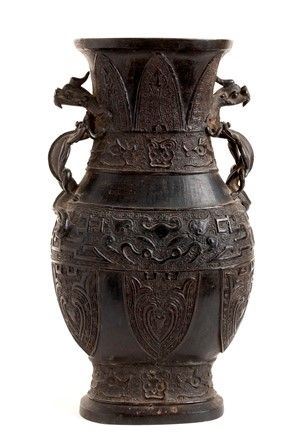 VASO ARCAISTICO CON ISCRIZIONE IN BRONZO, HU
Cina, dinastia Qing

...  - Auction Dai bronzi arcaici cinesi alla pittura indonesiana e vietnamita del novecento - Bertolami Fine Art - Casa d'Aste