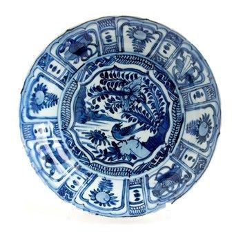 PIATTO IN PORCELLANA 'BIANCO E BLU' DI TIPO KRAAK
Cina, dinastia Ming, inizio d...  - Auction Dai bronzi arcaici cinesi alla pittura indonesiana e vietnamita del novecento - Bertolami Fine Art - Casa d'Aste