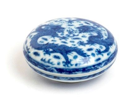 SCATOLA CIRCOLARE CON COPERCHIO IN PORCELLANA 'BIANCO E BLU'
Cina, XX secolo

...  - Asta Dai bronzi arcaici cinesi alla pittura indonesiana e vietnamita del novecento - Bertolami Fine Art - Casa d'Aste