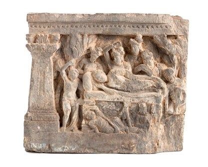 RILIEVO CON PARINIRVANA IN SCISTO GRIGIO
Regione del Gandhara, III-IV secolo 

...  - Asta Dai bronzi arcaici cinesi alla pittura indonesiana e vietnamita del novecento - Bertolami Fine Art - Casa d'Aste