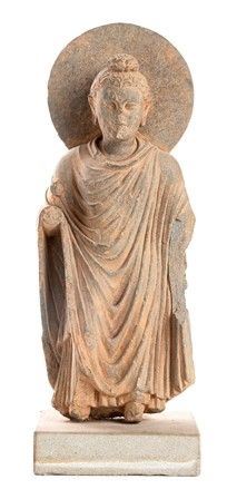 BUDDHA STANTE IN SCISTO GRIGIO
Regione del Gandhara, III-IV secolo 

...  - Auction Dai bronzi arcaici cinesi alla pittura indonesiana e vietnamita del novecento - Bertolami Fine Art - Casa d'Aste