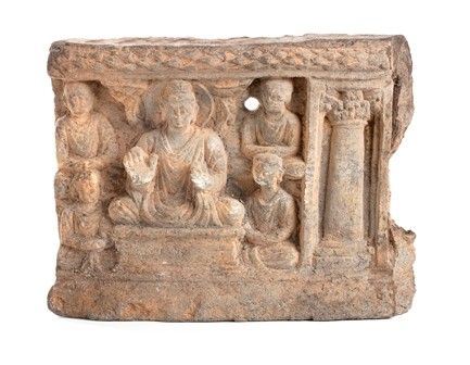 RILIEVO CON BUDDHA E FIGURE IN SCISTO GRIGIO
Regione del Gandhara, III-IV secol...  - Auction Dai bronzi arcaici cinesi alla pittura indonesiana e vietnamita del novecento - Bertolami Fine Art - Casa d'Aste