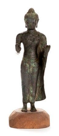 SCULTURA DI BUDDHA IN BRONZO
Thailandia, stile Mon-Dvaravati...  - Auction Dai bronzi arcaici cinesi alla pittura indonesiana e vietnamita del novecento - Bertolami Fine Art - Casa d'Aste