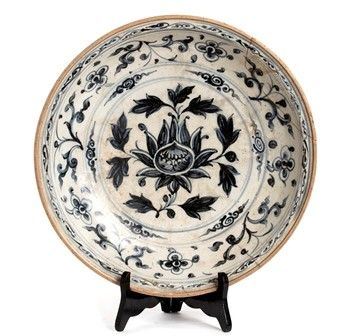 PIATTO IN CERAMICA 'BIANCO E BLU'
Vietnam, fine del XV–inizio del XVI secolo...  - Auction Dai bronzi arcaici cinesi alla pittura indonesiana e vietnamita del novecento - Bertolami Fine Art - Casa d'Aste