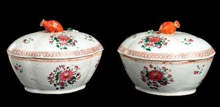 COPPIA DI PICCOLE ZUPPIERE CON COPERCHIO IN PORCELLANA 'FAMIGLIA ROSA'
Cina, di...  - Auction Arte Asiatica e Bonsai - Bertolami Fine Art - Casa d'Aste