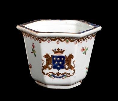 PICCOLO CACHEPOT IN PORCELLANA A DECORO POLICROMO CON EMBLEMA ARALDICO
Cina, di...  - Asta Dai bronzi arcaici cinesi alla pittura indonesiana e vietnamita del novecento - Bertolami Fine Art - Casa d'Aste