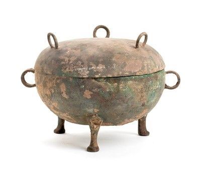 CONTENITORE TRIPODE CON COPERCHIO IN BRONZO, DING
Cina, dinastia Han Occidental...  - Asta Dai bronzi arcaici cinesi alla pittura indonesiana e vietnamita del novecento - Bertolami Fine Art - Casa d'Aste