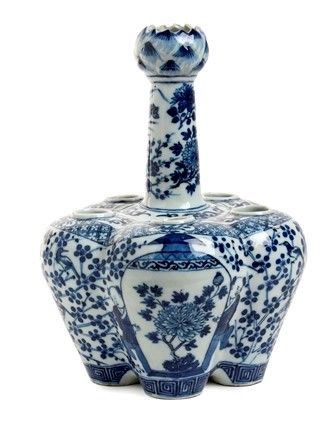 VASO DA TULIPANI IN PORCELLANA 'BIANCO E BLU'
Cina, dinastia Qing, XIX secolo
...  - Asta Dai bronzi arcaici cinesi alla pittura indonesiana e vietnamita del novecento - Bertolami Fine Art - Casa d'Aste