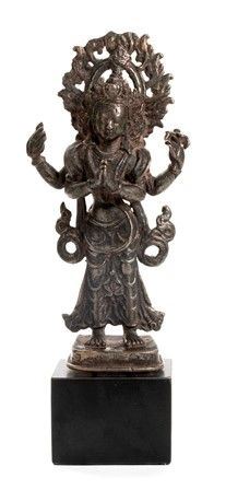 BODHISATTVA STANTE IN LEGA DI ARGENTO
Nepal, XVIII secolo

...