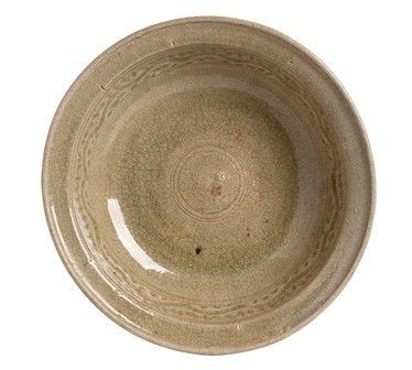 BACILE IN CERAMICA CON INVETRIATURA CÉLADON
Thailandia, Sawankhalok, XV-XVI sec...  - Asta Dai bronzi arcaici cinesi alla pittura indonesiana e vietnamita del novecento - Bertolami Fine Art - Casa d'Aste