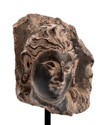 TESTA DI BUDDHA IN SCISTO 
Regione del Gandhara, III-IV secolo 

...  - Asta Dai bronzi arcaici cinesi alla pittura indonesiana e vietnamita del novecento - Bertolami Fine Art - Casa d'Aste