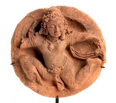 TONDO CON VIDHYADARA IN TERRACOTTA
India nord-orientale, dinastia Gupta, III-VI...  - Auction Dai bronzi arcaici cinesi alla pittura indonesiana e vietnamita del novecento - Bertolami Fine Art - Casa d'Aste