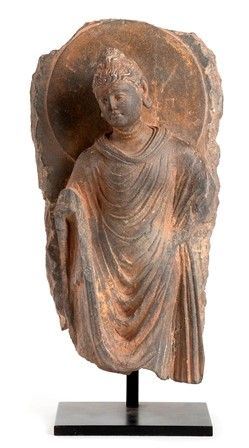 BUDDHA STANTE IN SCISTO GRIGIO
Regione del Gandhara, III-IV secolo 

...  - Auction Dai bronzi arcaici cinesi alla pittura indonesiana e vietnamita del novecento - Bertolami Fine Art - Casa d'Aste