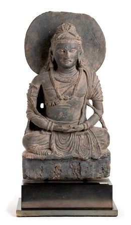 BODHISATTVA SAKYAMUNI SEDUTO IN SCISTO GRIGIO
Regione del Gandhara, III-IV seco...  - Auction Dai bronzi arcaici cinesi alla pittura indonesiana e vietnamita del novecento - Bertolami Fine Art - Casa d'Aste