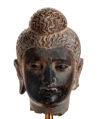 TESTA DI BUDDHA IN SCISTO 
Regione del Gandhara, III-IV secolo 

...  - Asta Dai bronzi arcaici cinesi alla pittura indonesiana e vietnamita del novecento - Bertolami Fine Art - Casa d'Aste