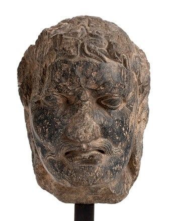 TESTA MASCHILE IN SCISTO 
Regione del Gandhara, III-IV secolo 

...  - Auction Dai bronzi arcaici cinesi alla pittura indonesiana e vietnamita del novecento - Bertolami Fine Art - Casa d'Aste