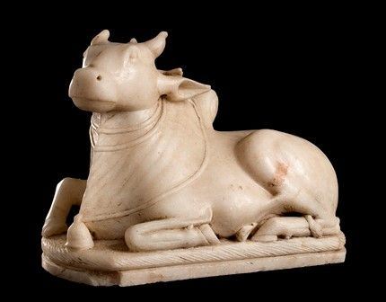 TORO NANDI SDRAIATO IN MARMO BIANCO
India meridionale, XVIII-XIX secolo
...  - Auction Dai bronzi arcaici cinesi alla pittura indonesiana e vietnamita del novecento - Bertolami Fine Art - Casa d'Aste