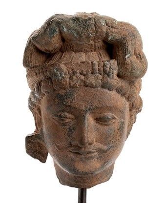 TESTA DI BODHISATTVA IN SCISTO GRIGIO
Regione del Gandhara, III-IV secolo 
...