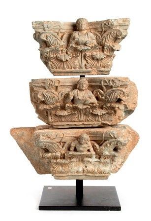 TRE CAPITELLI CON BUDDHA IN SCISTO GRIGIO
Regione del Gandhara, III-IV secolo 
...  - Asta Dai bronzi arcaici cinesi alla pittura indonesiana e vietnamita del novecento - Bertolami Fine Art - Casa d'Aste