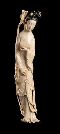 FIGURA FEMMINILE STANTE IN AVORIO
Cina, inizio del XX secolo
...  - Auction Dai bronzi arcaici cinesi alla pittura indonesiana e vietnamita del novecento - Bertolami Fine Art - Casa d'Aste