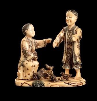 GRUPPO CON DUE FIGURE E PULCINI IN AVORIO
Cina, inizio del XX secolo

...  - Auction Dai bronzi arcaici cinesi alla pittura indonesiana e vietnamita del novecento - Bertolami Fine Art - Casa d'Aste