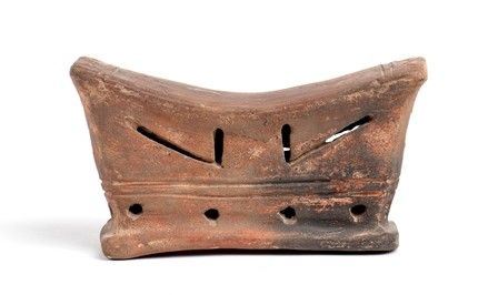 POGGIATESTA IN TERRACOTTA
Cultura Chorrera, VI - V secolo a.C....  - Auction Archeologia: dalla Preistoria al Medioevo con una selezione di letteratura archeologica. - Bertolami Fine Art - Casa d'Aste