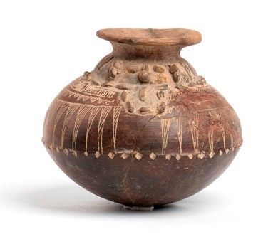 OLLA IN CERAMICA CON VISO STILIZZATO : Cultura Guanacaste - Nicoya, IV secolo d.C.

Corpo restaurato.

13 cm altezza

...  - Asta Arte Asiatica e Tribale - Bertolami Fine Art - Casa d'Aste