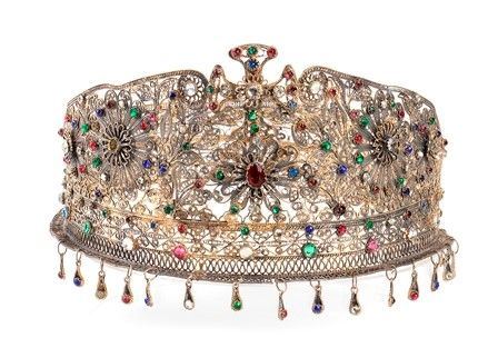 TIARA FRANCESE IN FILIGRANA D'ARGENTO DORATO, PASTE VITREE E STRASS
 ...