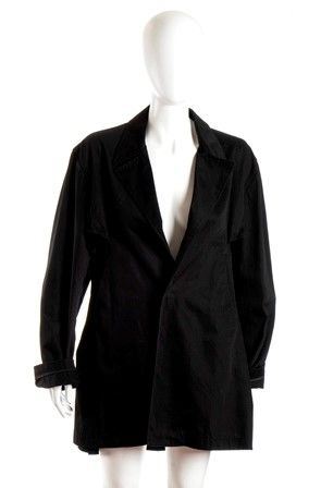 YOHJI YAMAMOTO
GIACCA IN COTONE
2002...  - Asta Fashion & Luxury - Militaria e Ordini Cavallereschi - Memorabilia e Fotografia Antica - Bertolami Fine Art - Casa d'Aste