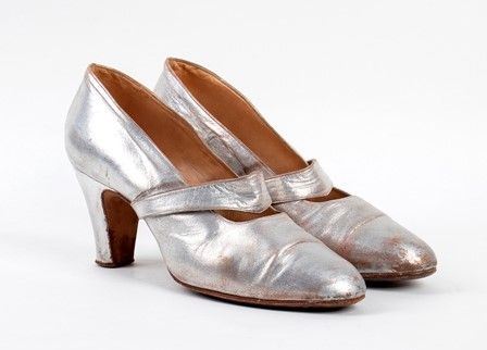 SCARPA MODELLO MARY JANE IN PELLE
Fine anni ‘20...