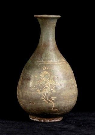 VASO A BOTTIGLIA IN CERAMICA CON INVETRIATURA CÉLADON
Corea, dinastia Goryeo, X...  - Auction Arte Asiatica e Bonsai - Bertolami Fine Art - Casa d'Aste