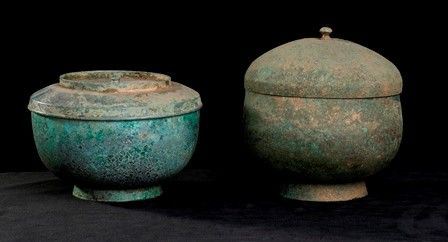 DUE CONTENITORI CON COPERCHIO IN BRONZO
Corea, dinastia Goryeo, XII-XIV secolo...  - Asta Arte Asiatica e Bonsai - Bertolami Fine Art - Casa d'Aste